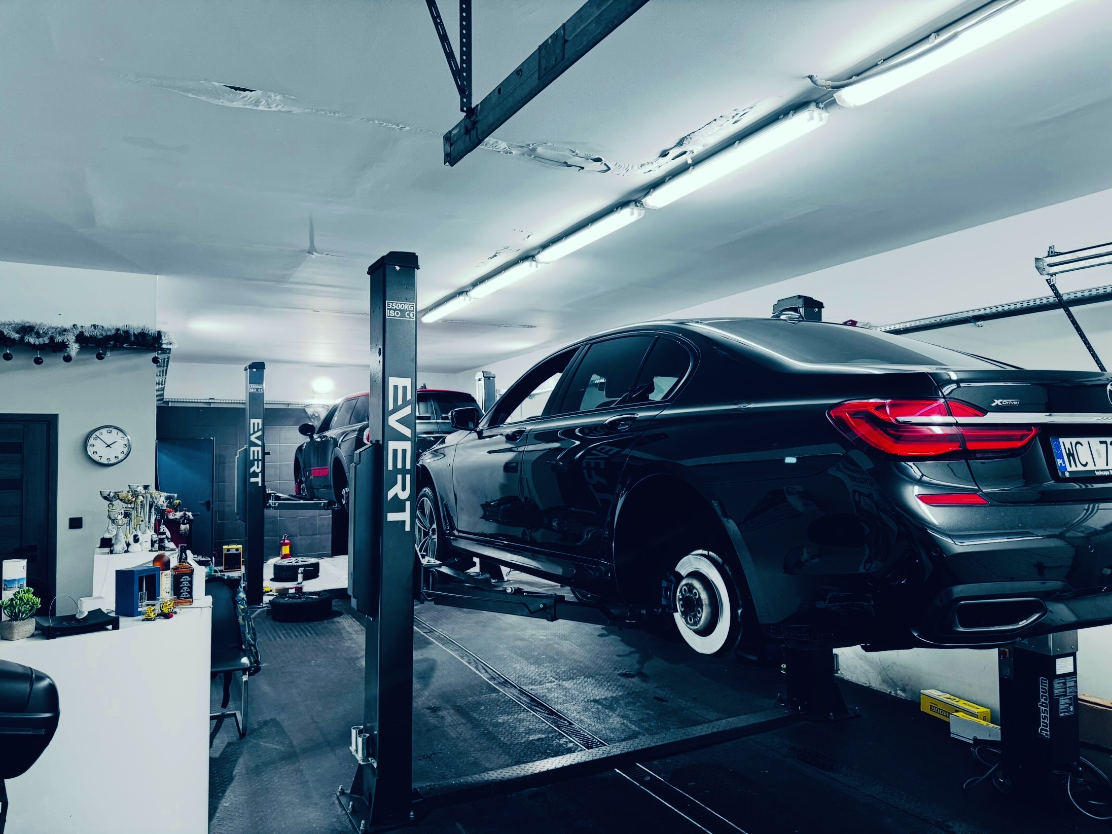 BMW X7 na podnośniku